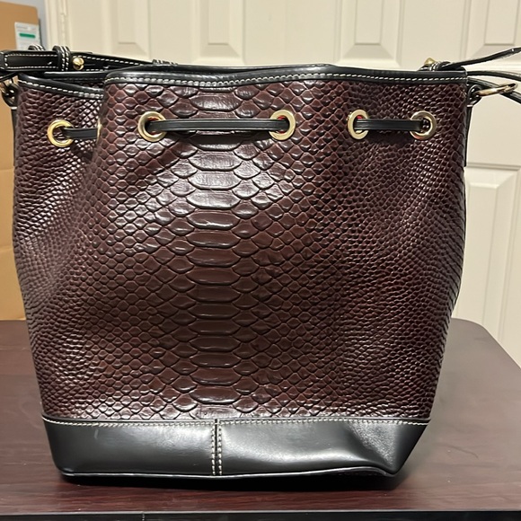 Brown croco Dooney & Burke bucket bag - Picture 2 of 8